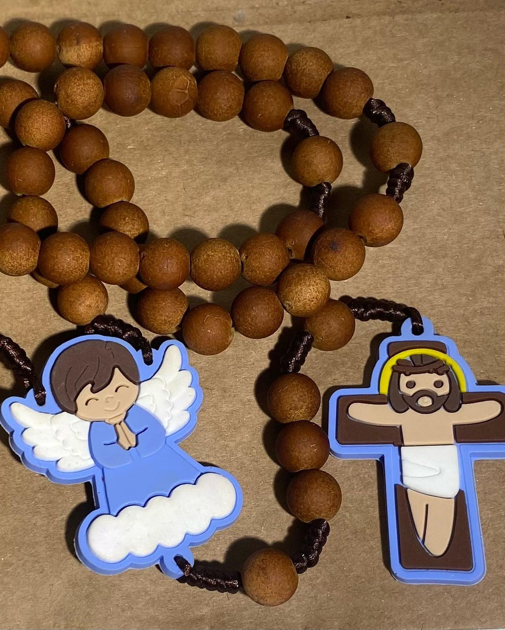 Terço Infantil Jesus com Anjinho Contas Tamanho 10mm